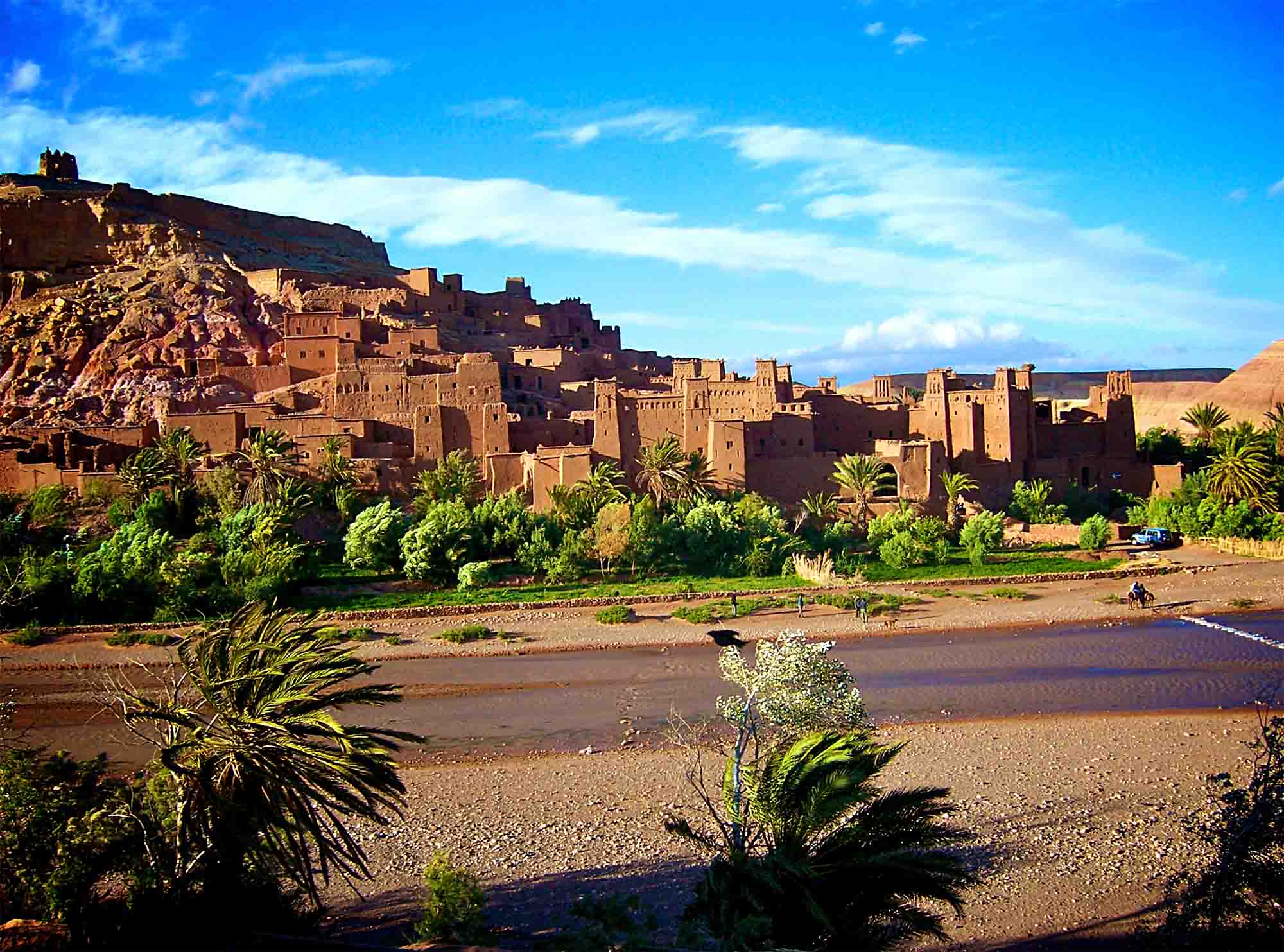 Aït Ben Haddou, ksar de terre rouge derrière l’Atlas
